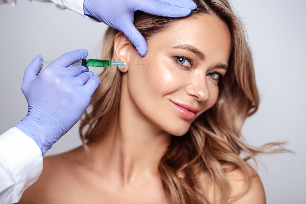 Close,Up,Portrait,Of,Blonde,Woman,With,Cosmetologist,Hands,Near 1757704310 6a4d4e74ef14487e95899d2bf7c6902e 1